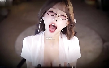 网站 Passionate Asian Star Expertly Swallows Thick Cock with