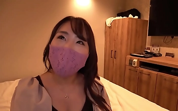 做爰 Seductive Curvy Babe Shows Off Her Ass For
