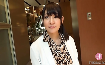与 Passionate Kisses-Short-Haired Babe & Macho Man's Steamy Encounter